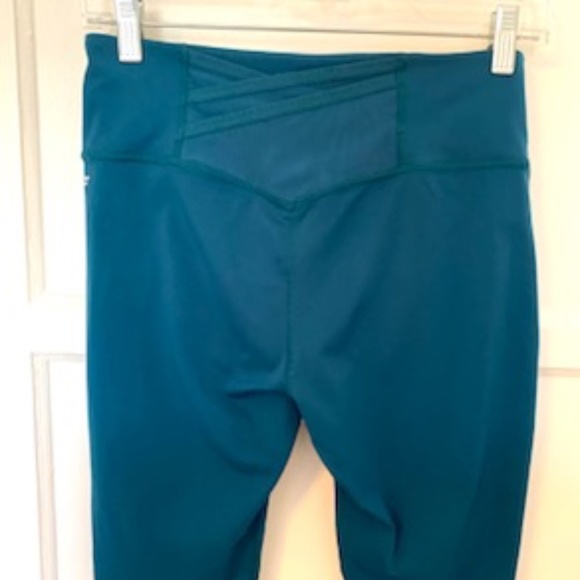 Fabletics Teal Blue/Green Capri Leggings with Back Waist Pocket - Medium - Picture 5 of 8